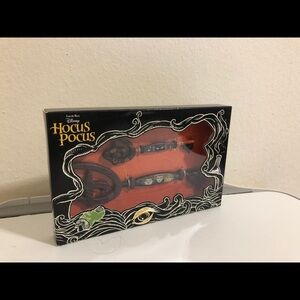 Limited Edition Collectible Hocus Pocus Disney Key Set